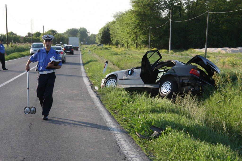 prevrnuo-se-bmw-kod-batajnice.jpg