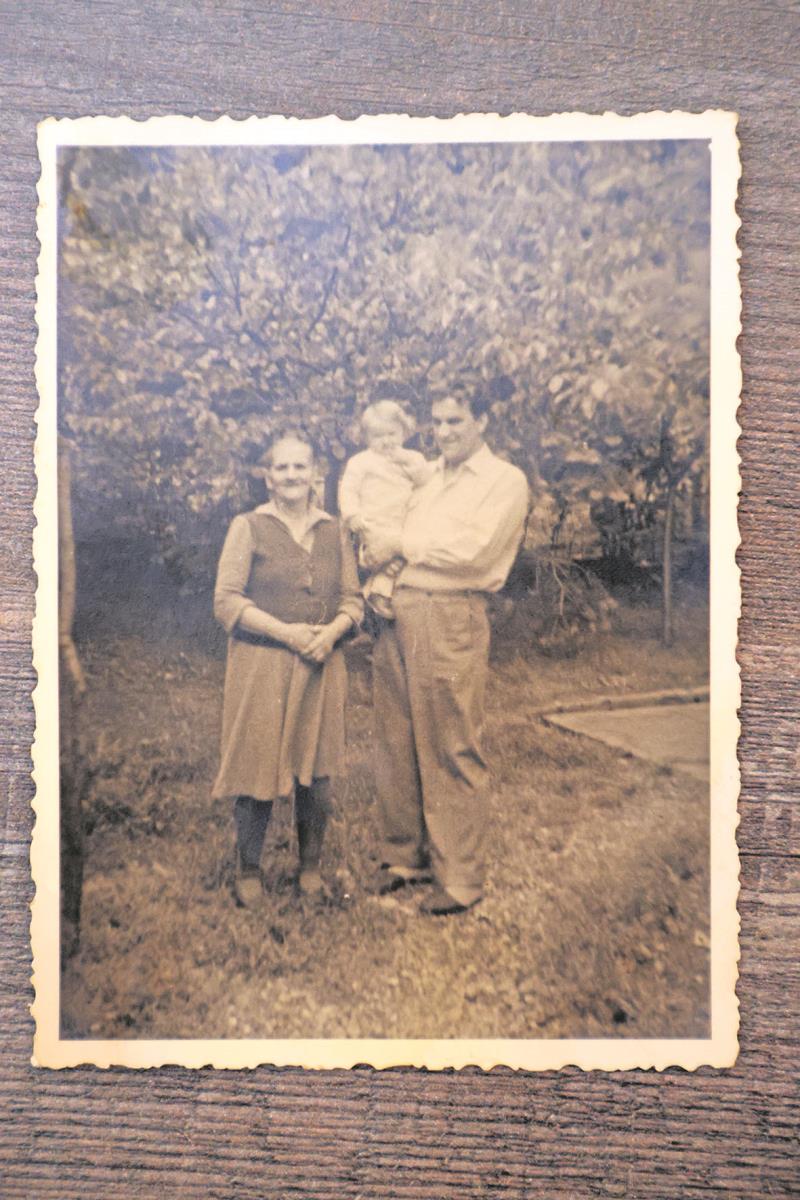 Gojko Baletić sa ocem i babom