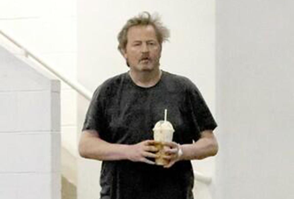 Metju Peri u crnom sa kafom za poneti u ruci