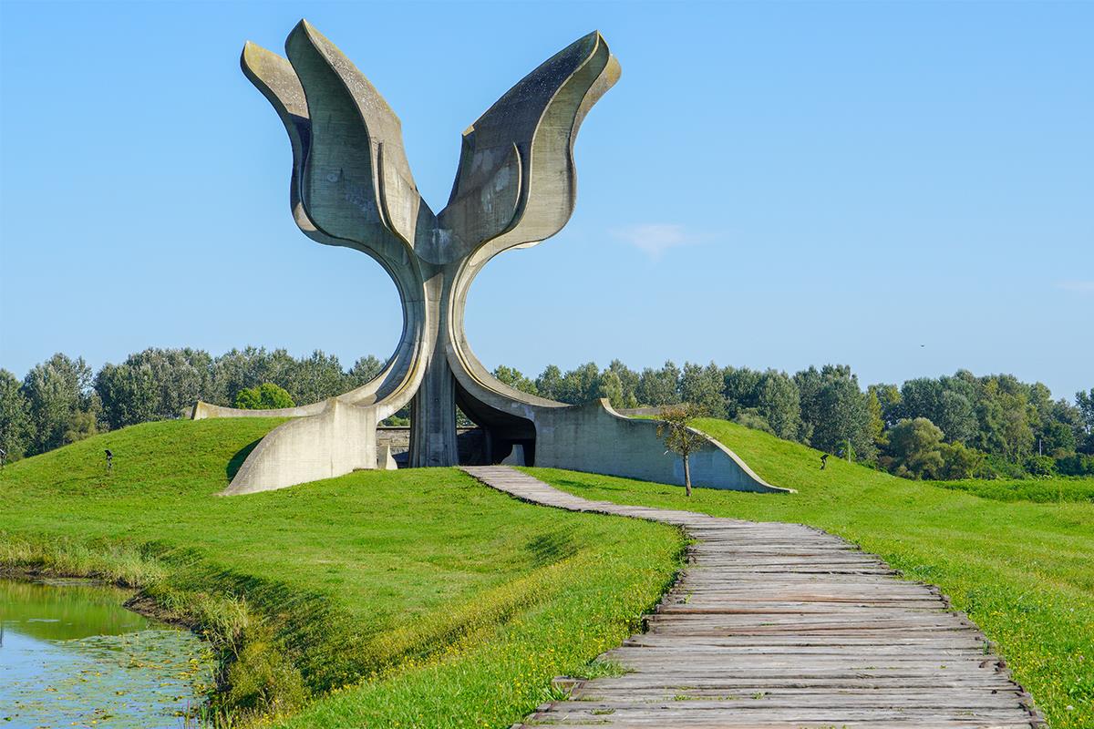 Spomenik na mestu nekadašnjeg logora Jasenovac gde je pobijeno više stotina hiljada Srba