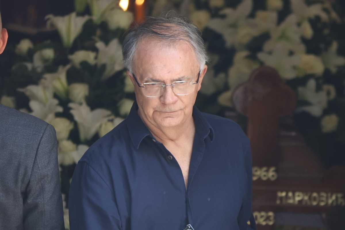 Glumac Rade Marjanović  u plavoj košulji