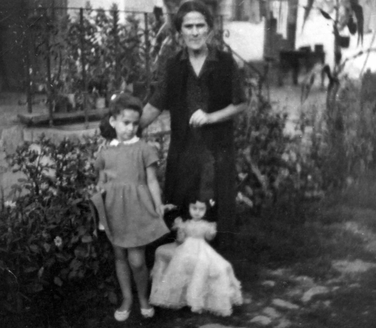 Ljiljana Habjanović Đurović sa bakom Jelenom i lutkom Đinom