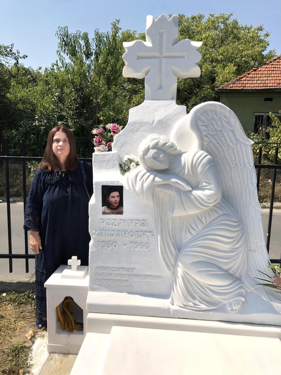 Ljiljana Habjanović Đurović na majčinom grobu u Kruševcu
