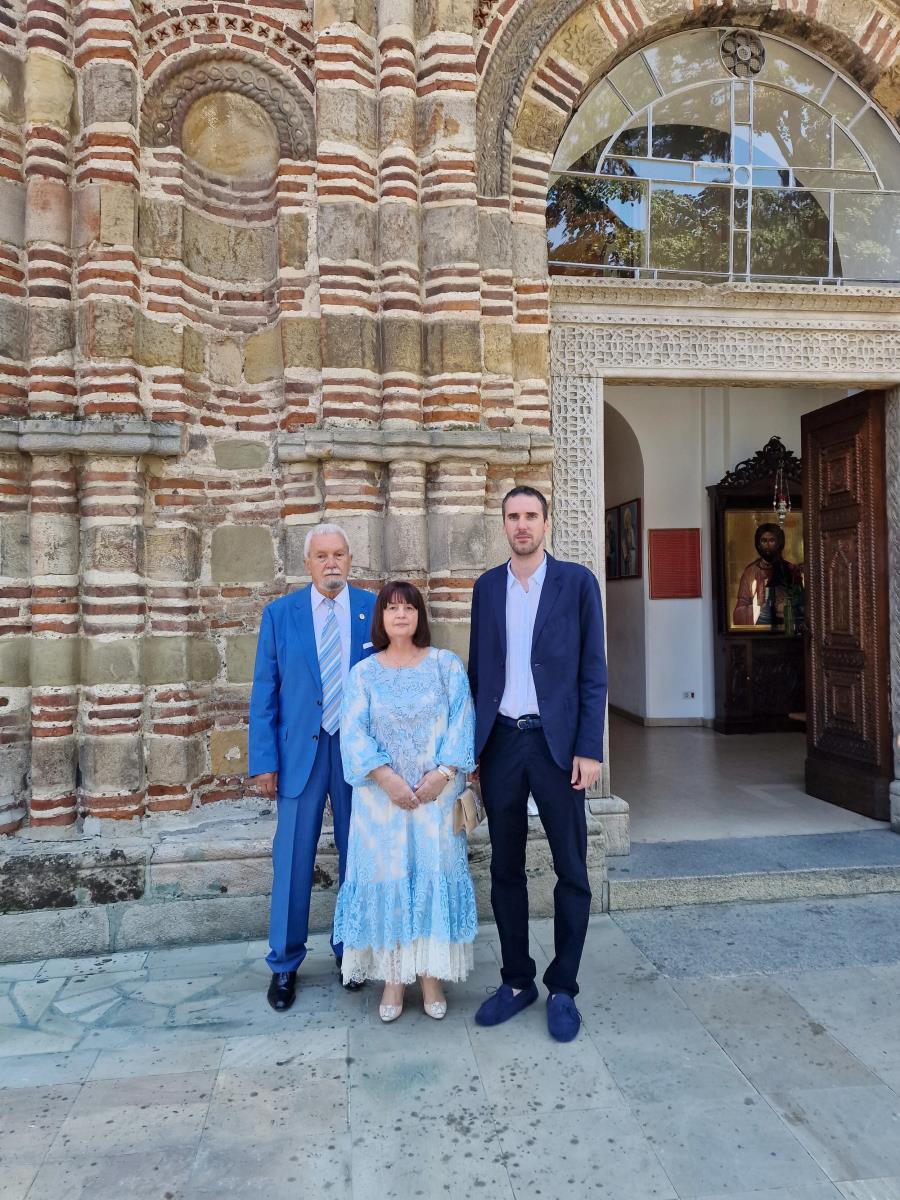 Ljiljana Habjanović Đurović pred crkvom Lazaricom u Kruševcu sa sinom i suprugom 13.08.2023.