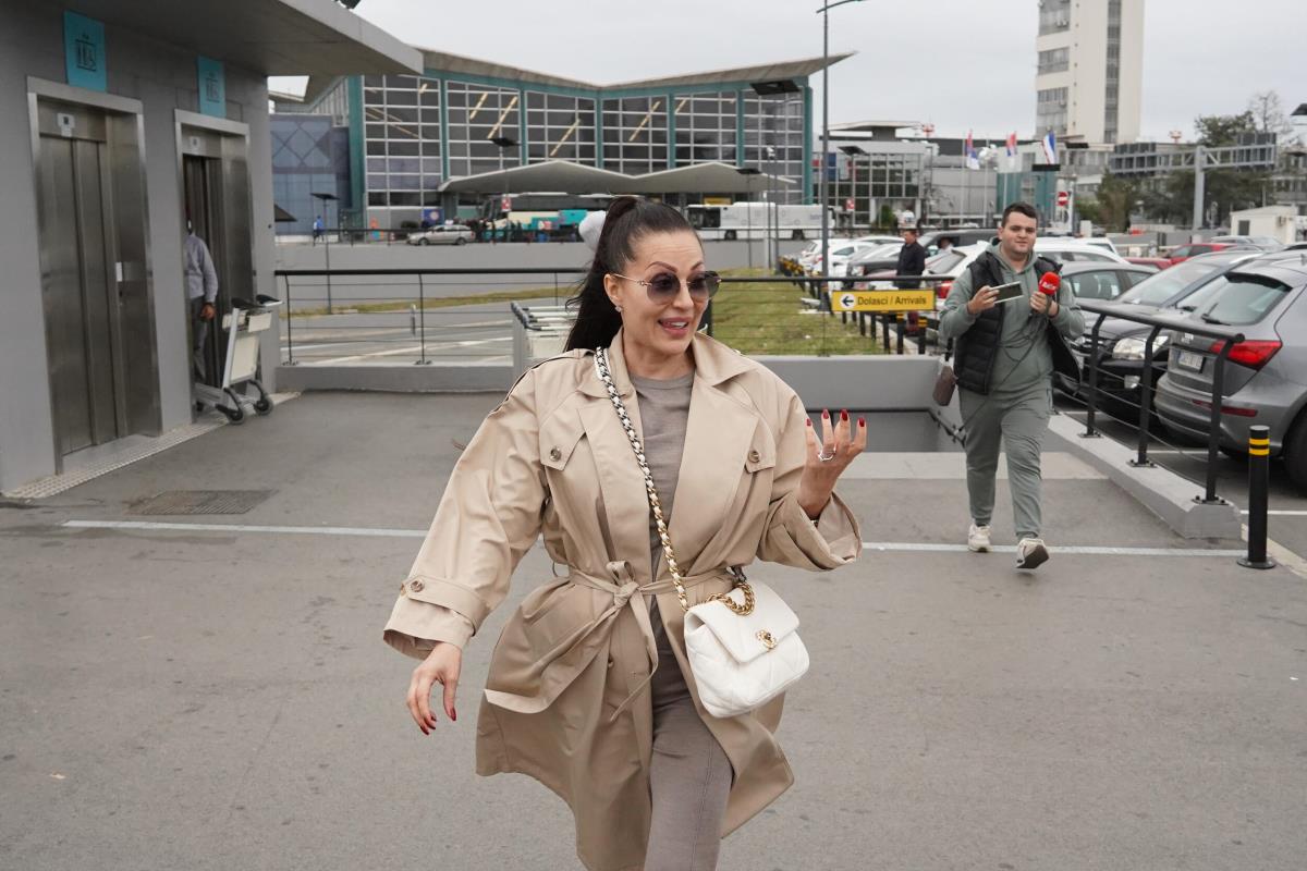 Ceca Ražnatović bez trunke šminke i u srkoz opuštenom izdanju na aerodromu