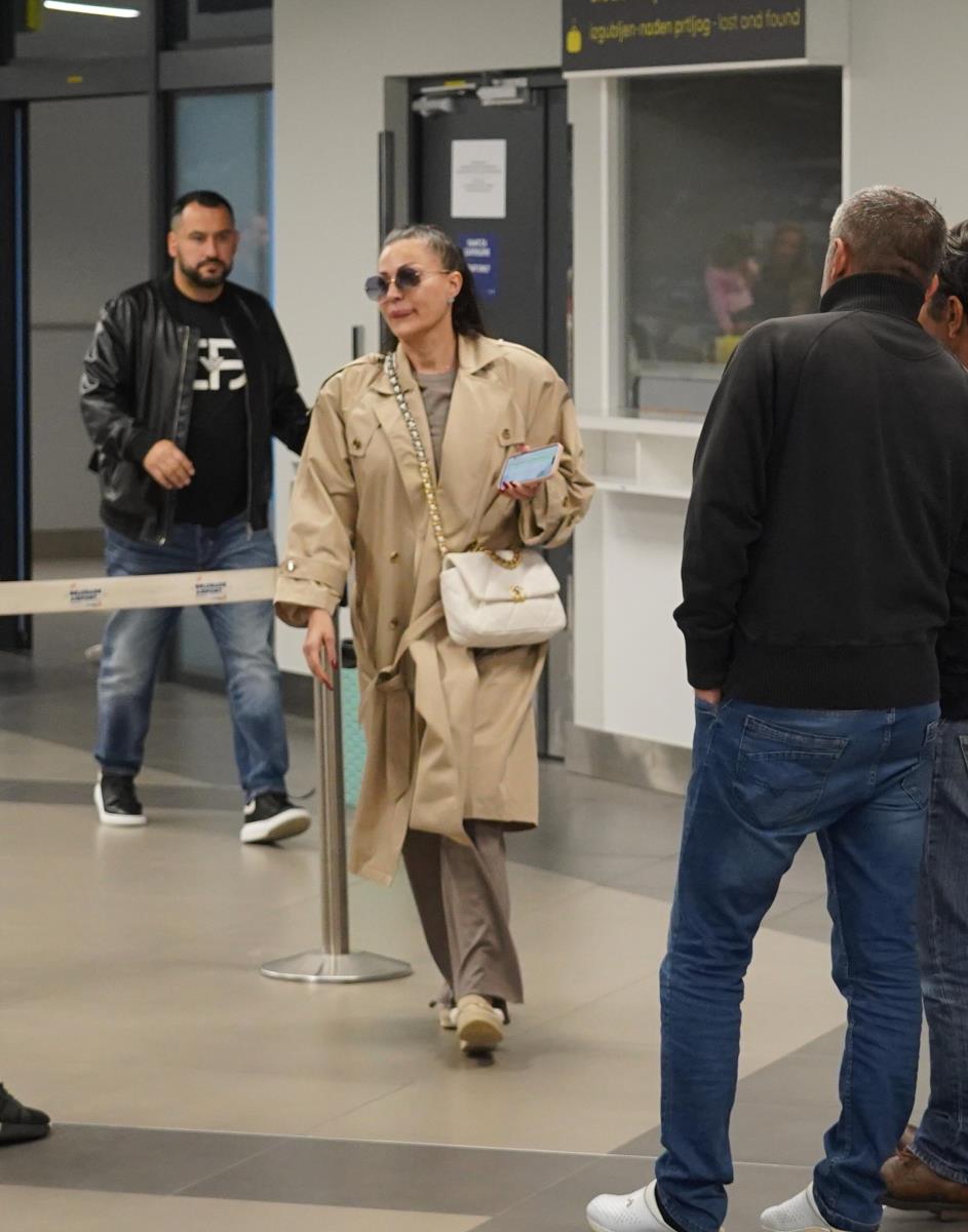 Ceca Ražnatović bez trunke šminke i u srkoz opuštenom izdanju na aerodromu