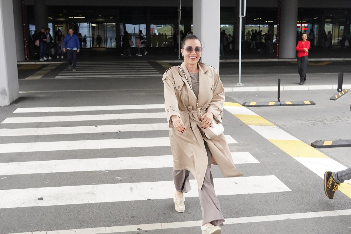 Ceca Ražnatović bez trunke šminke i u srkoz opuštenom izdanju na aerodromu