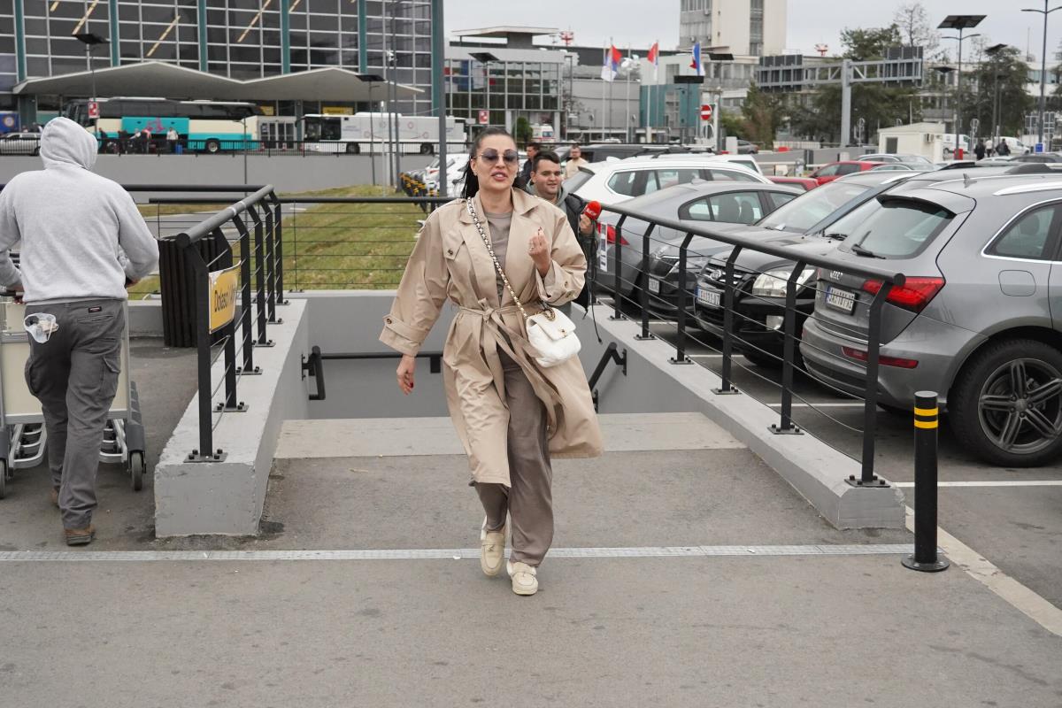 Ceca Ražnatović bez trunke šminke i u srkoz opuštenom izdanju na aerodromu