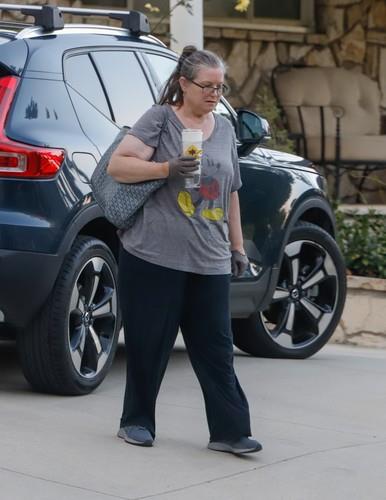 Bridžet Fonda u sivoj majici kraj kola