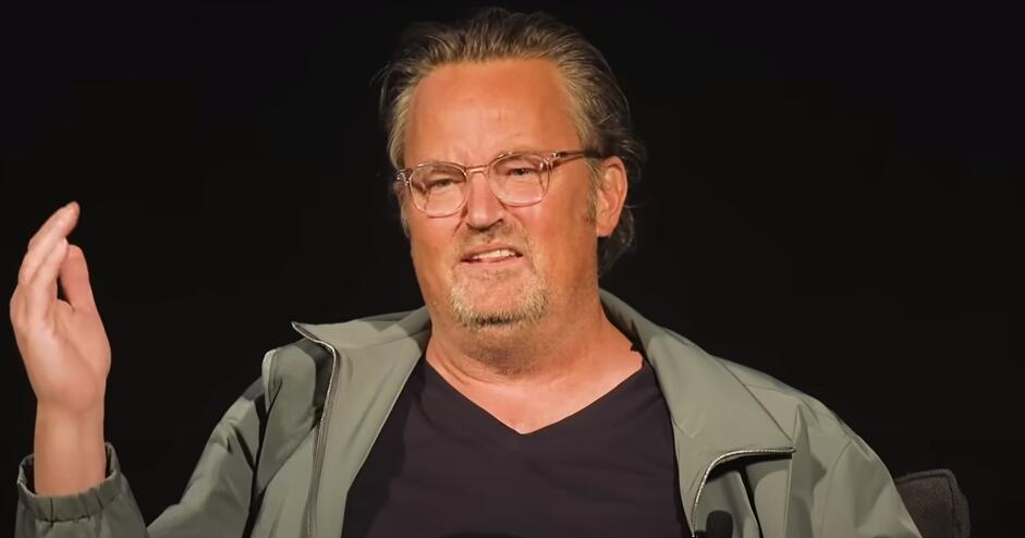 Metju Peri u crnoj majici i zelenoj jakni