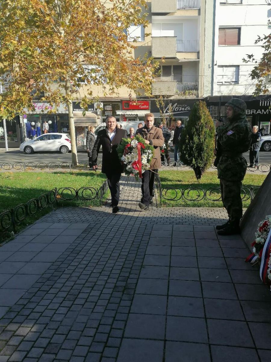nacelnik-rasinskog-okruga-polozio-venac.jpg