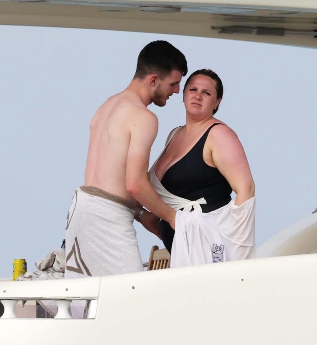  Ko je devojka Deklana Rajsa