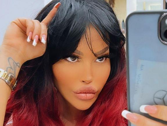 "ONA JE IZUMRLA I PRIVATNO I NA SCENI, ŽELJNA JE LJUBAVI" Usred rata dve bivše drugarice oglasila se i ONA: Još nije prebolela Slobu...