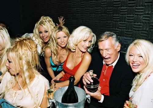 Hju Hefner okružen zečicama