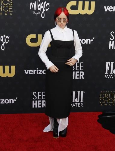 Bili Ajliš u beloj košulji i crnoj haljini