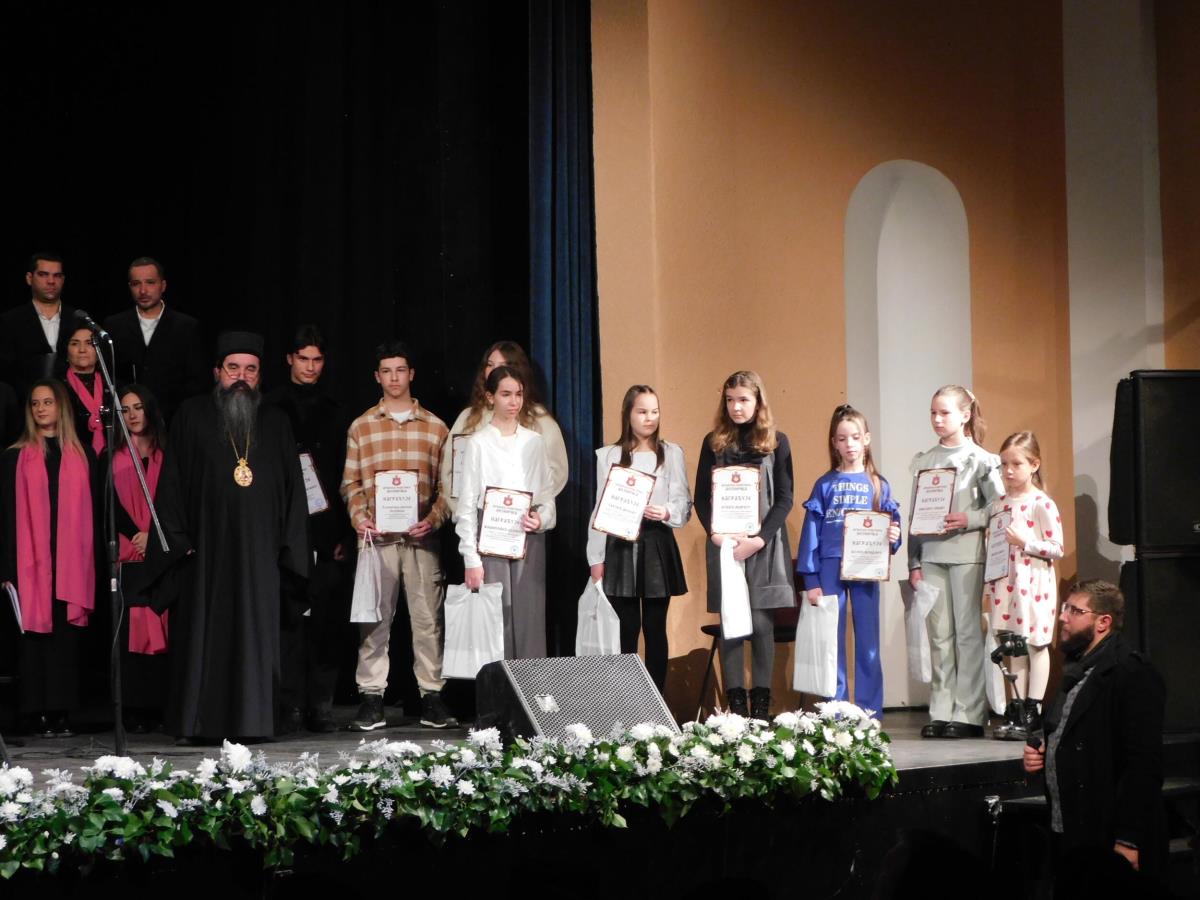 loznica--vladika-jerotej-sa-nagradjenimdjacima.jpg