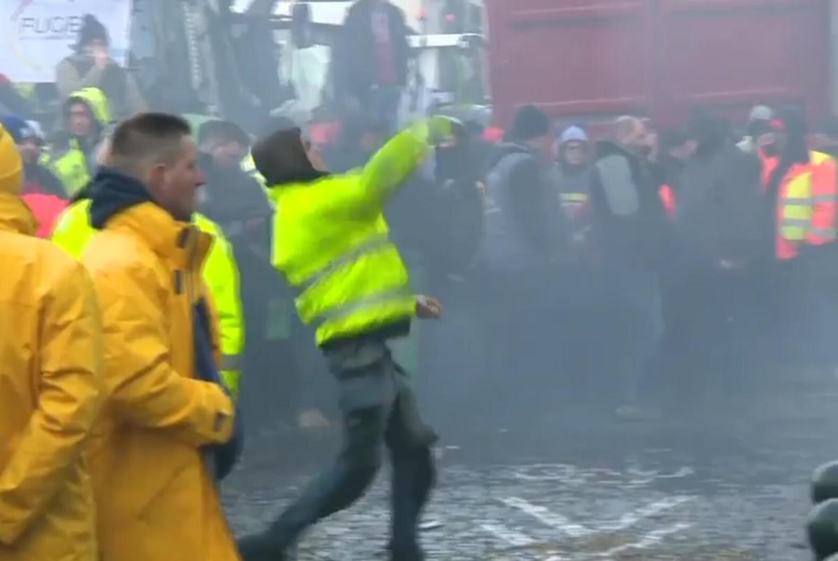 20240201-13-20-59colre-des-agriculteurs--au-moins-1.300-tracteurs--bruxelles-quelques-heurts-a.jpg