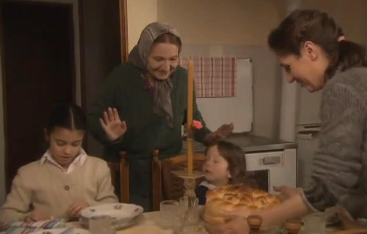 Ksenija Repić kao Milica u seriji Selo gori, a baba se češlja