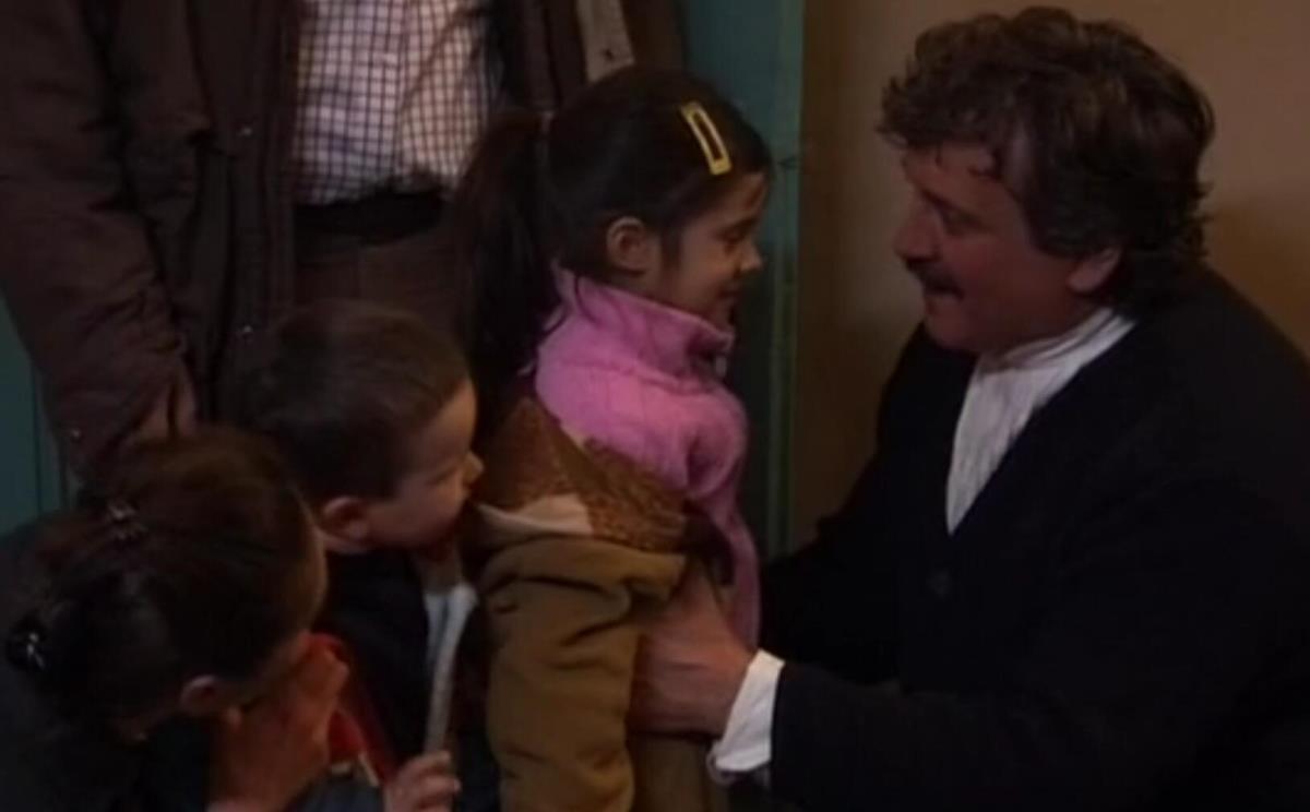 Ksenija Repić kao Milica u seriji Selo gori, a baba se češlja