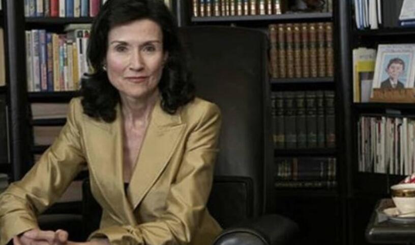 Merilin vos Savant u zlatnom sakou kraj police knjiga