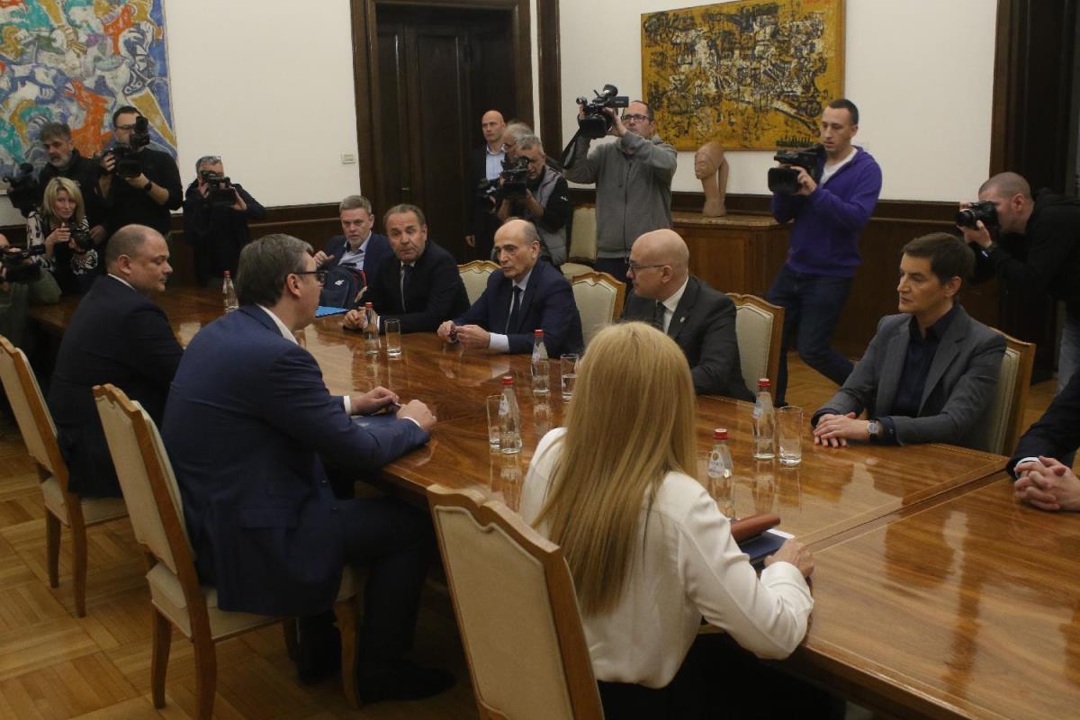 vucic-konsultacije-sns-01-zoran-mrdja-b.jpg