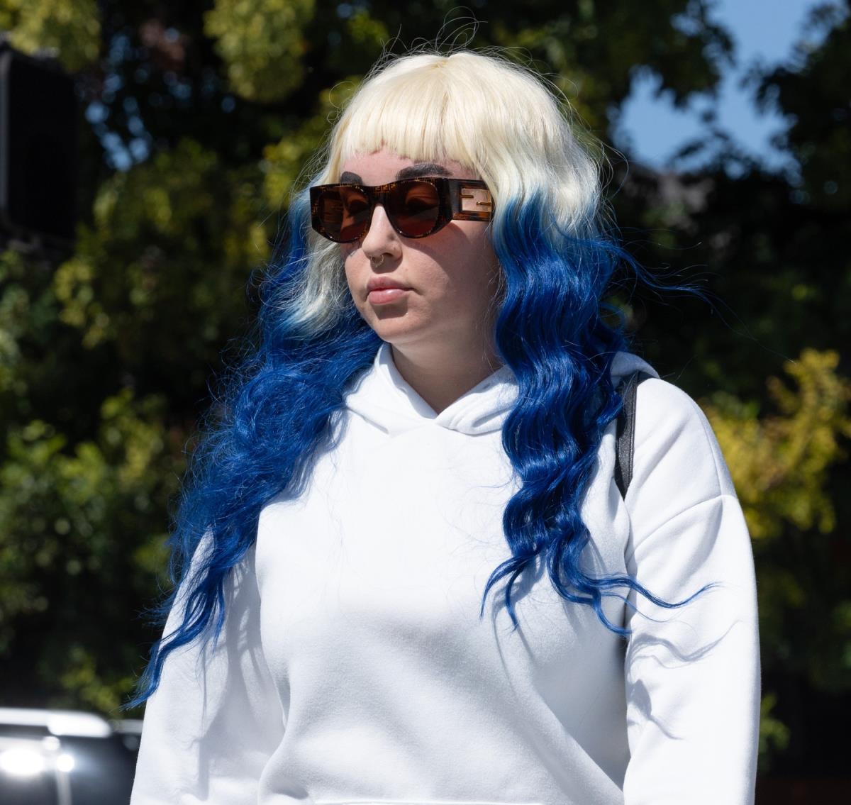 Amanda Bajns u belom duksu sa plavom kosom