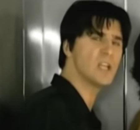 Pevač koji liči na Zdravka čolića zahteva od muzičke zvezde jedno