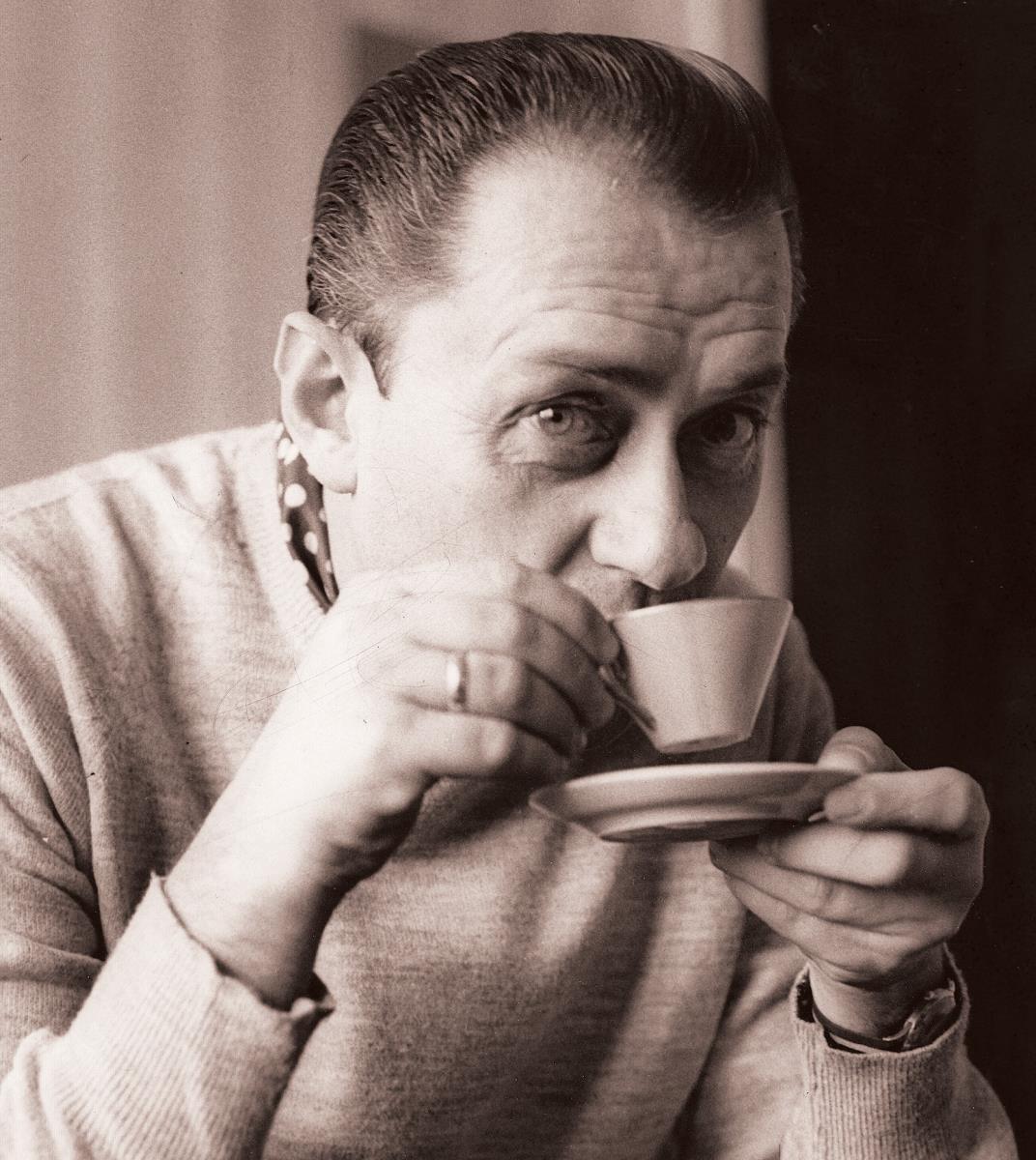 Miodrag Petrović Čkalja sa šoljicom za kafu