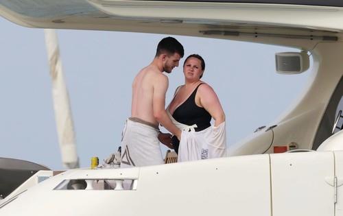  Ko je devojka Deklana Rajsa