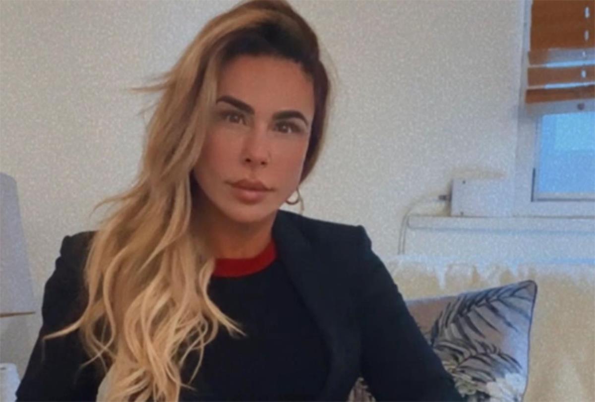 Andrea Sanšajn u crnoj majici