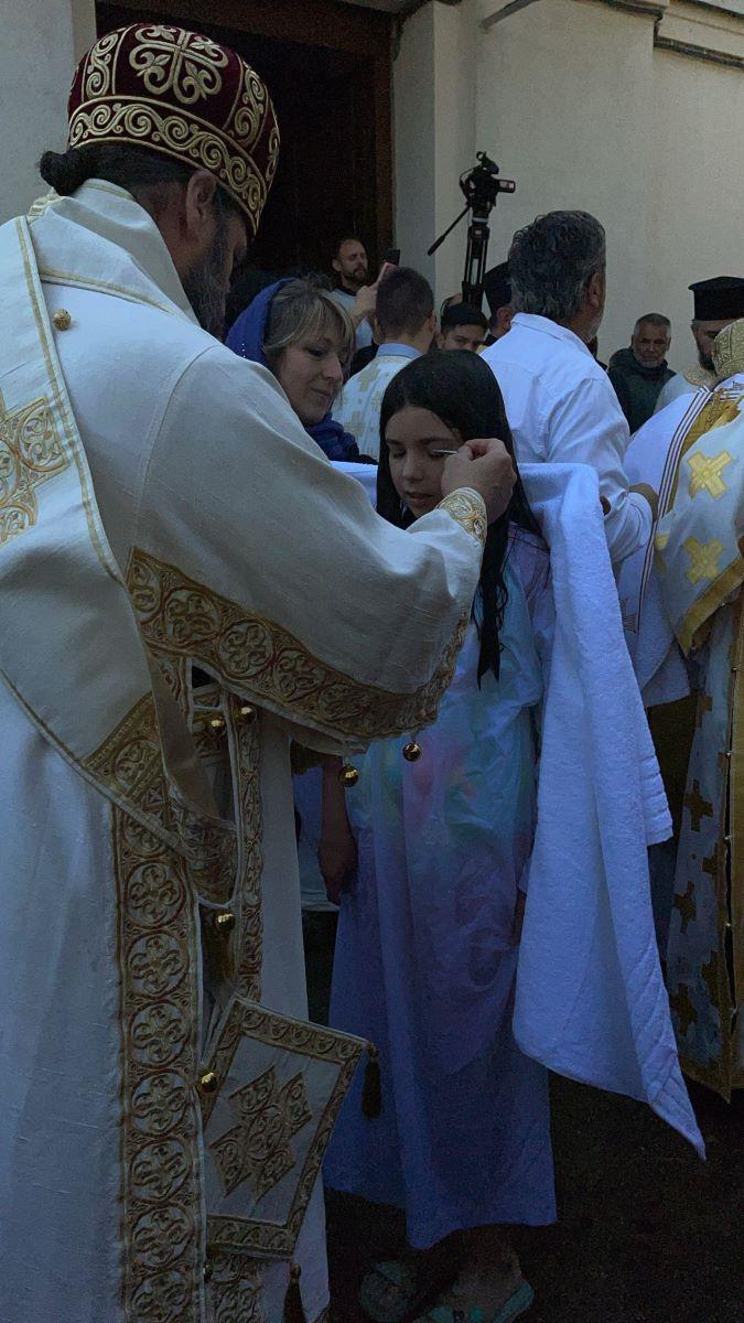 patrijarh-u-ripnju-krsti-decu-7.jpg
