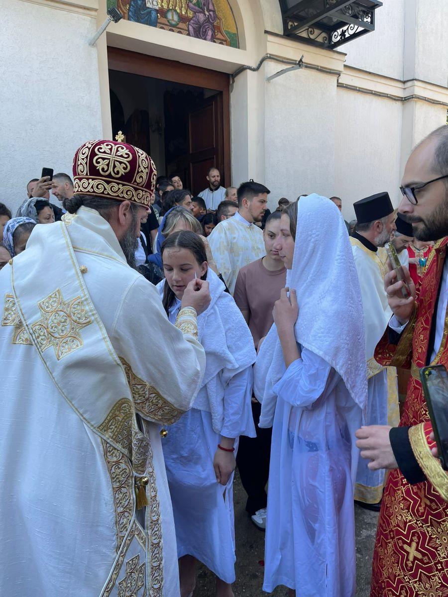 patrijarh-u-ripnju-krsti-decu-6.jpg