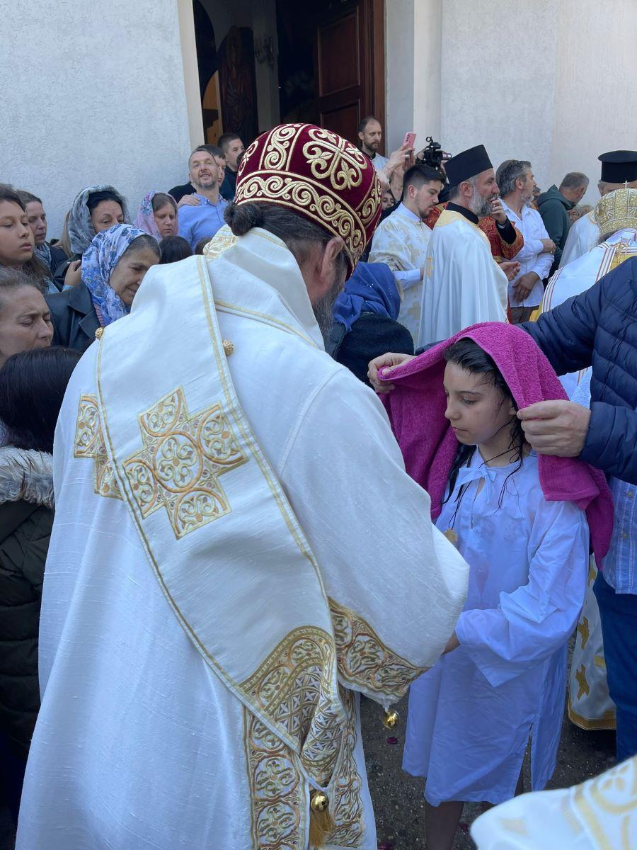 patrijarh-u-ripnju-krsti-decu-1.jpg