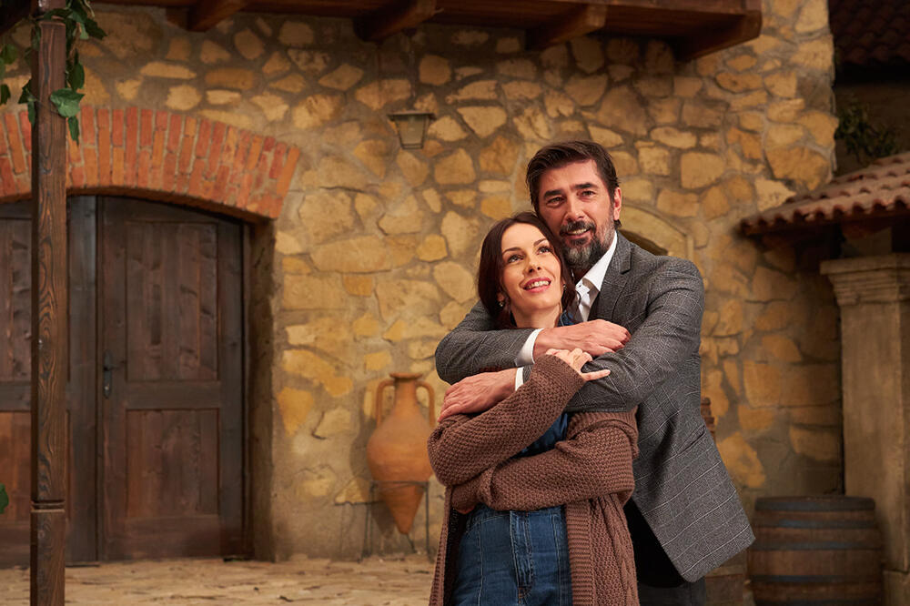 Sloboda Mićalović i Vojin Ćetković zagrljeni