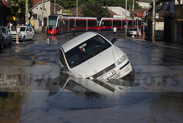 sladjan-mandic-rupa-asfalt-beograd-propao-kroz-asfalt.jpg
