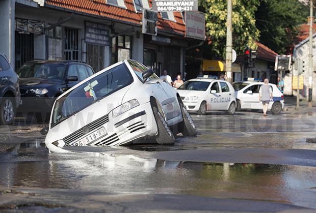 sladjan-mandic-rupa-asfalt-beograd-propao-kroz-asfalt.jpg