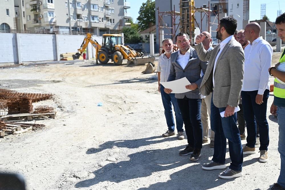 aleksandar-sapic-obilazak-radova-na-izgradnji-garaze-i-novog-trga-u-lazarevcu-1.jpg