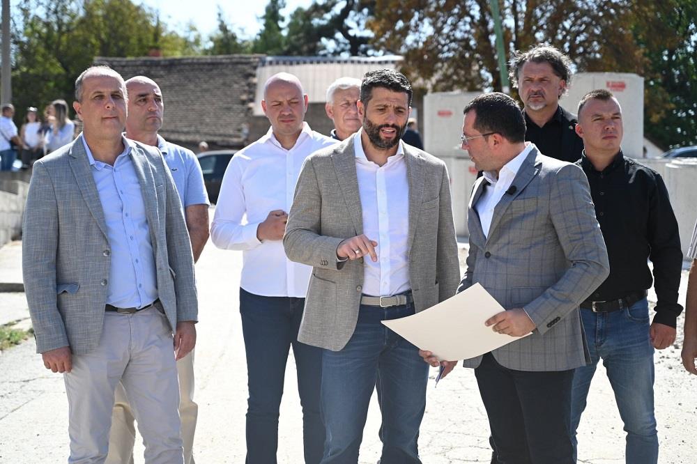 aleksandar-sapic-obilazak-radova-na-izgradnji-garaze-i-novog-trga-u-lazarevcu-2.jpg