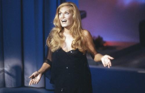 Jolanda Điljoti, Dalida peva u crnoj svečanoj haljini