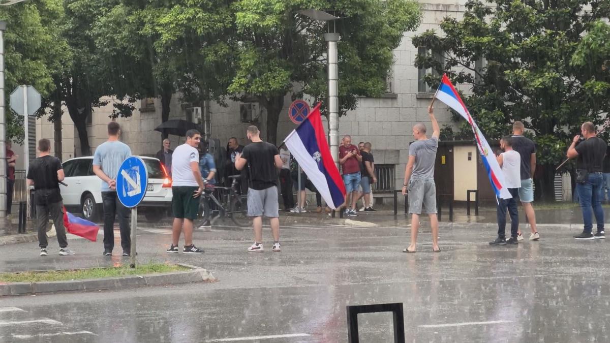 1716478906-podgoricaprotestsrbarezolucijasrebrenicafotorina-2.jpg
