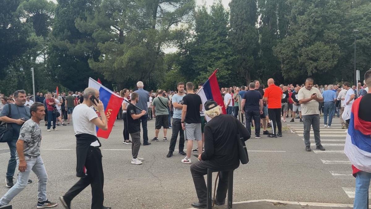 1716478906-podgoricaprotestsrbarezolucijasrebrenicafotorina-5.jpg