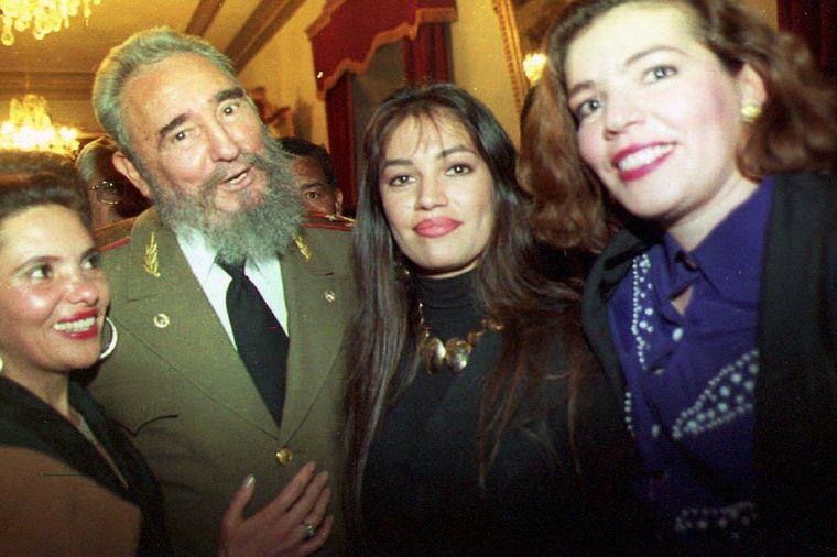 Fidel Kastro okružen ženama