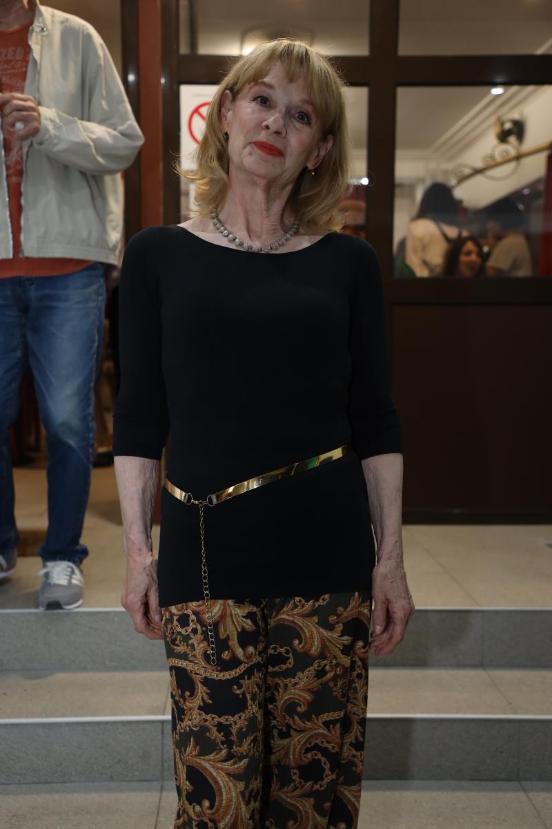 Zlata Numanagić u crnoj majici i šarenim pantalonama