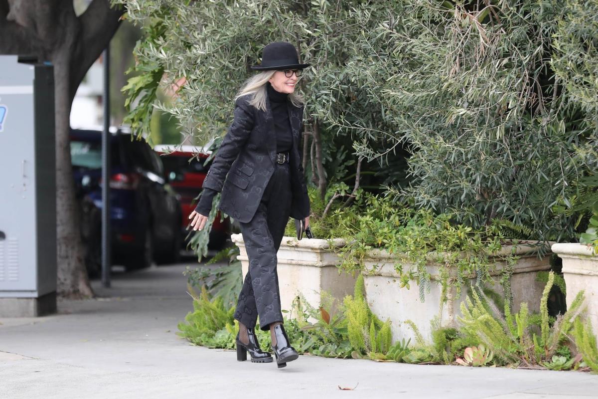 Dajana Kiton sa šeširom na ulici