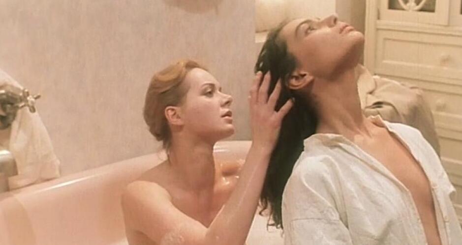 Ksenija Pajić i Dragana Mrkić u filmu Oficir s ružom