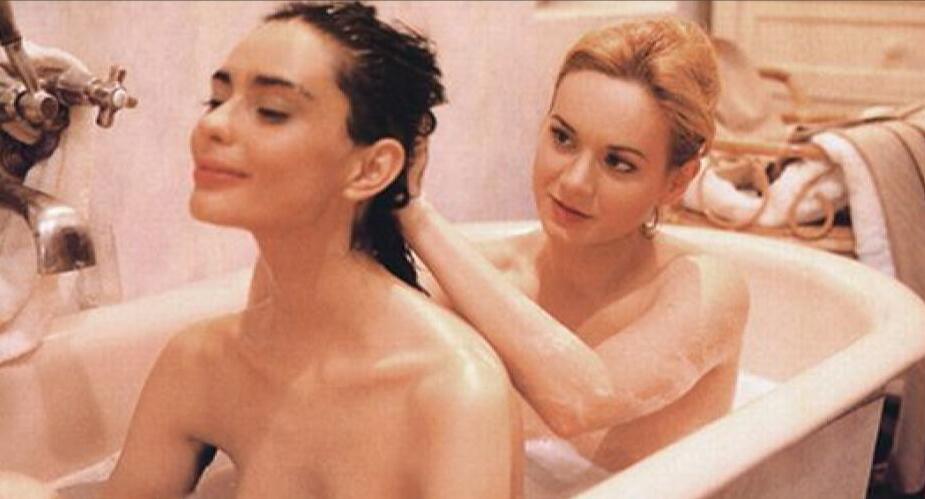 Ksenija Pajić i Dragana Mrkić u filmu Oficir s ružom