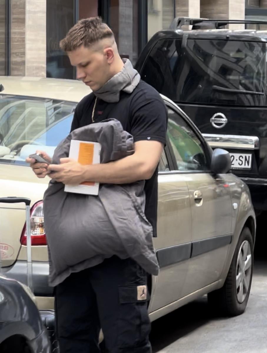 "RELJA SE VIĐA SA SUMNJIVIM TIPOVIMA, A NIKOLIJA DELUJE BLEDO I ISPIJENO" Šok tvrdnje komšija u jeku afere "Anita" - "Udaljili su se..." Drama na Vračaru (FOTO)