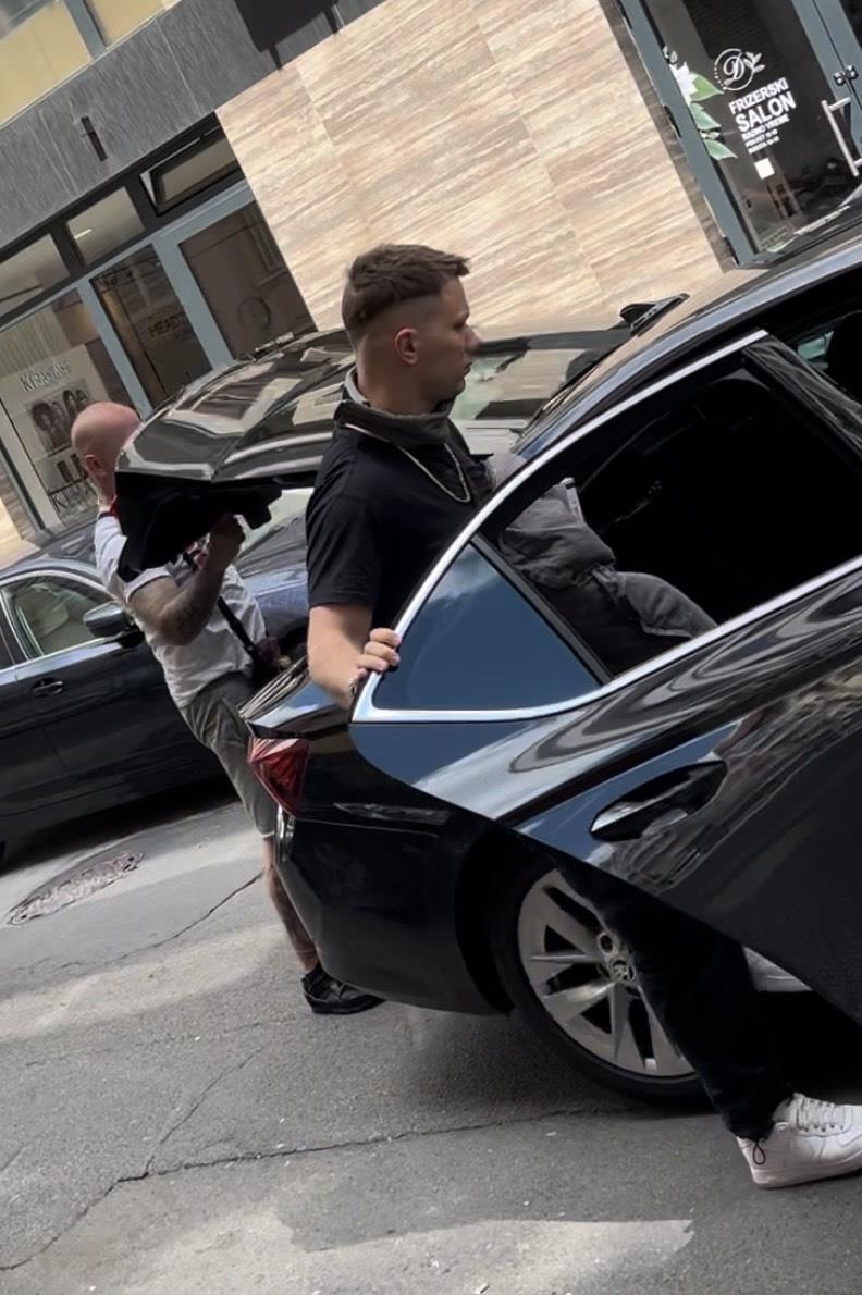 "RELJA SE VIĐA SA SUMNJIVIM TIPOVIMA, A NIKOLIJA DELUJE BLEDO I ISPIJENO" Šok tvrdnje komšija u jeku afere "Anita" - "Udaljili su se..." Drama na Vračaru (FOTO)