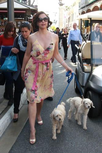 Ešli Džad šeta dva psa na povocu