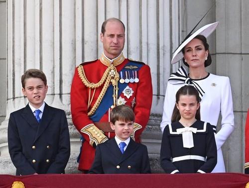 Princ Vilijam i Kejt Midlton na balkonu sa decom